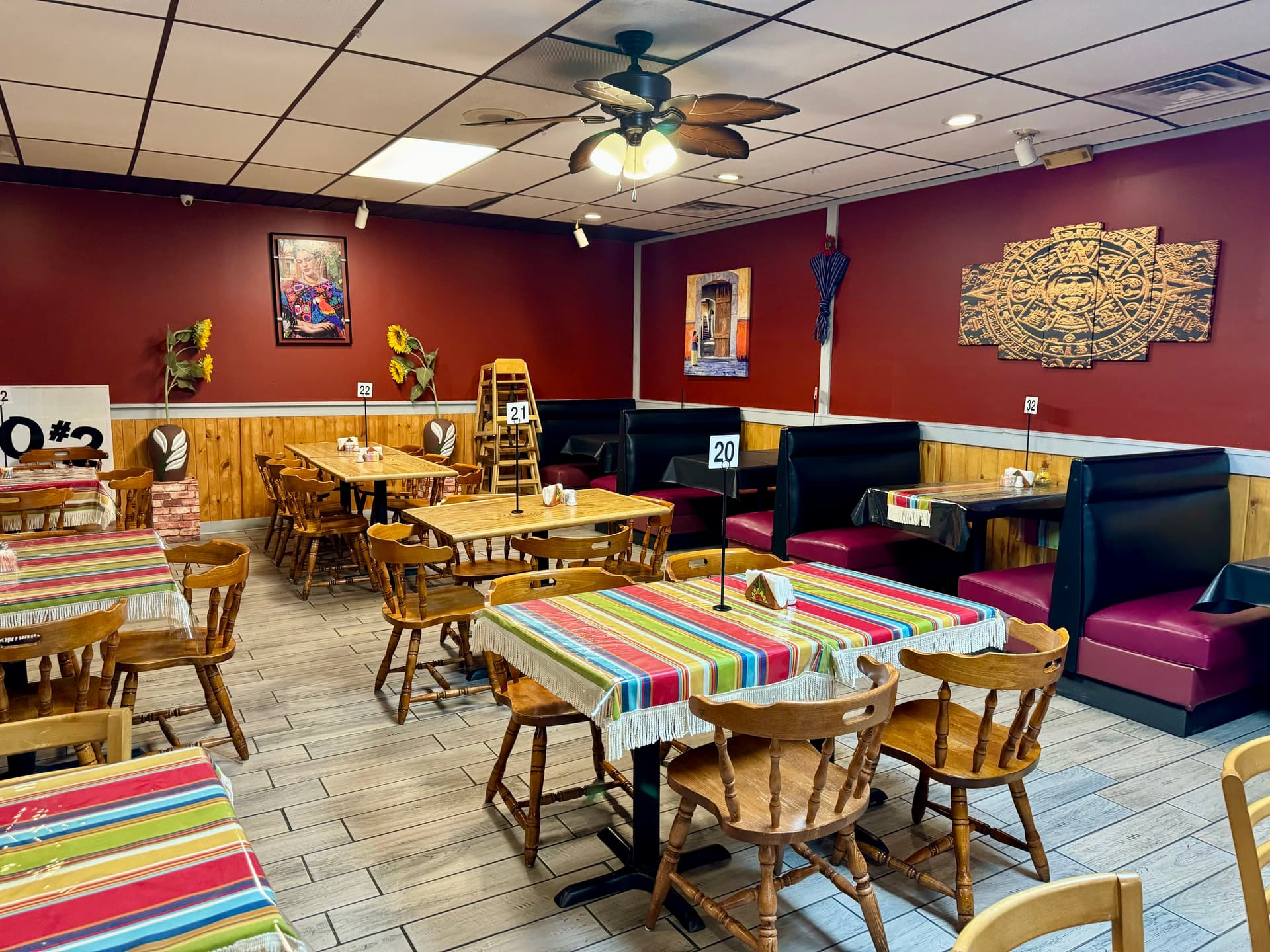 El Faro Riverside dining room
